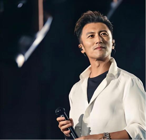 谢霆锋5月底北京演唱会完美结束，但是大家对他不老容颜的讨论声依然激烈。

四十多