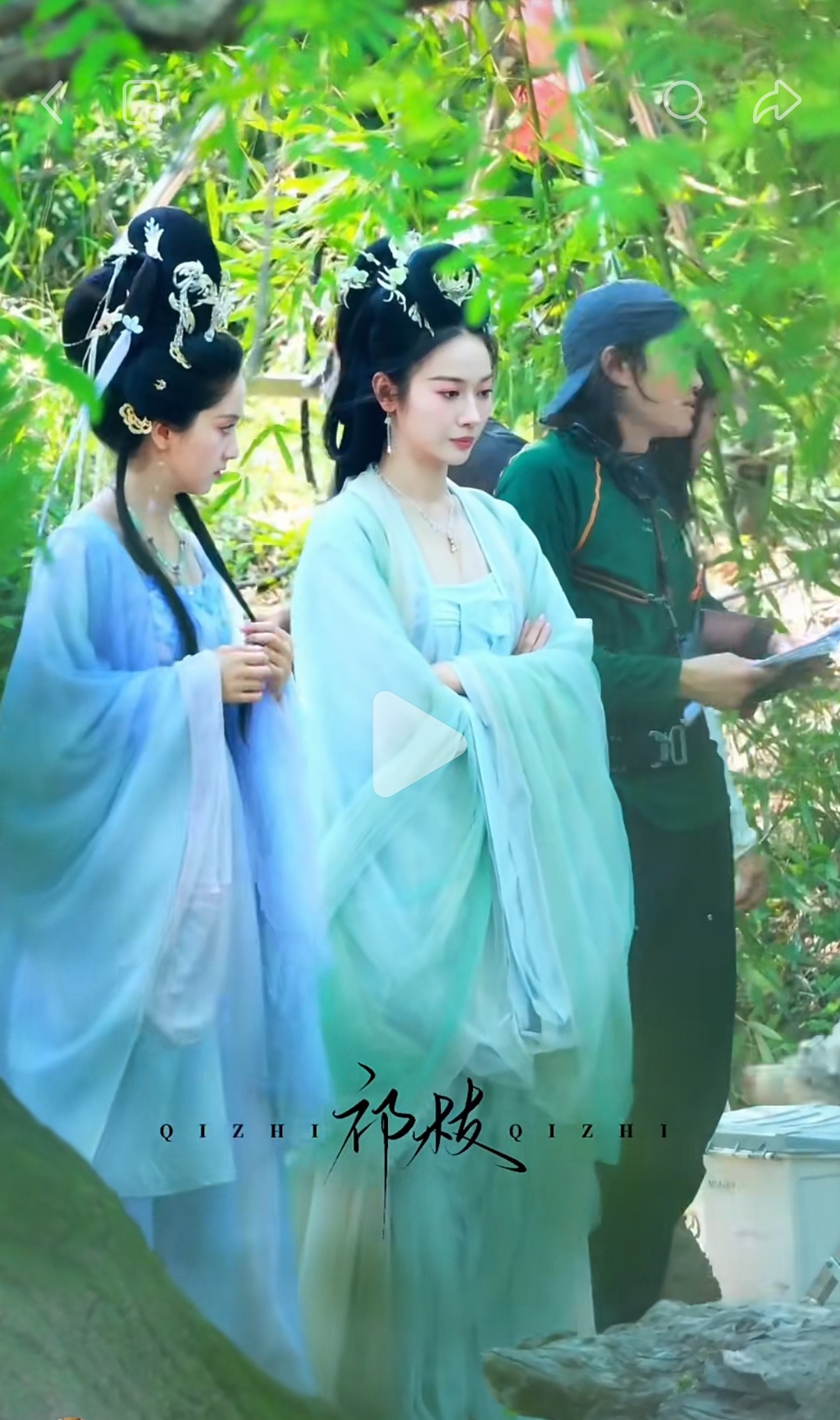 俩人都好美啊，就是这剧组真的好喜欢给女演员搞违章建筑这个头套也太高了，看起来就好