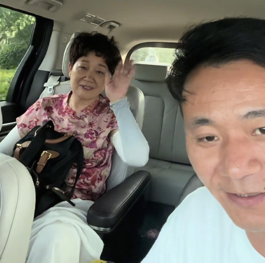厉怀远二姨又来砀山了还带了一个人
怀远安排二姨吃大餐 

其实昨天厉怀远二姨就发
