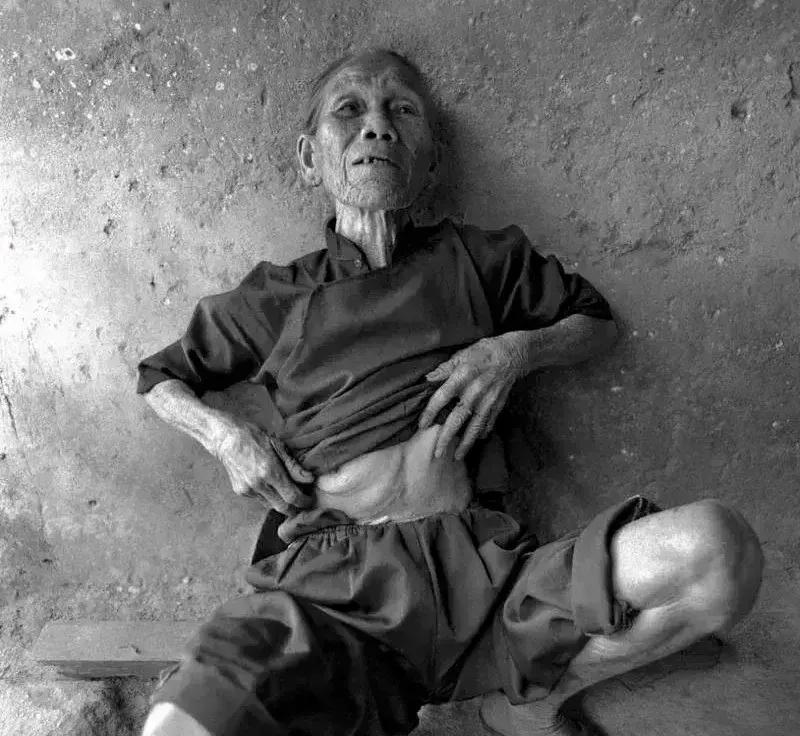 1941年，李美英正在地里干农活，几个日本兵跑过来撕她的衣服，就在她拼命挣扎时，