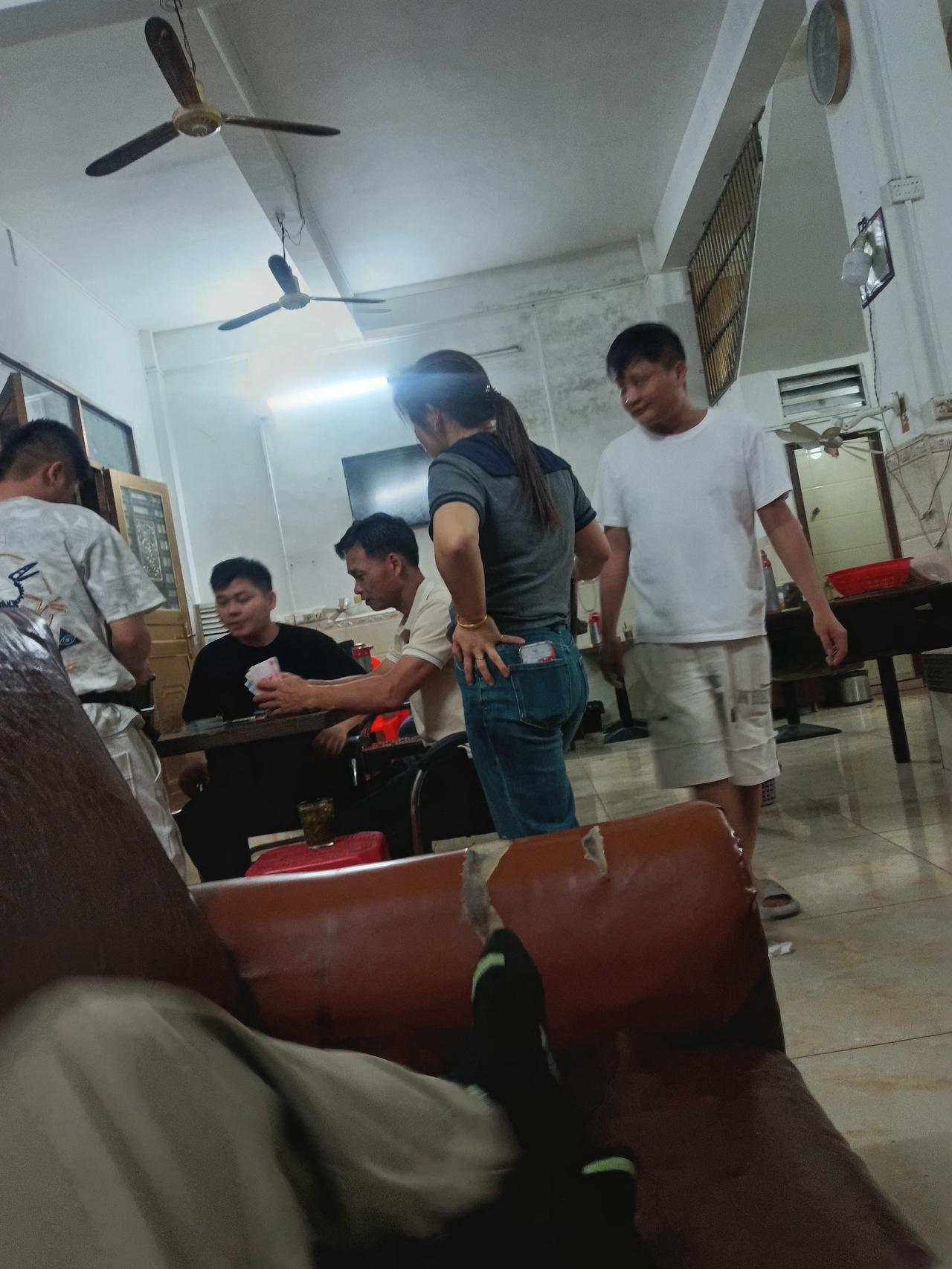 这个时代吃饱穿暖不成问题，大米和棉衣充裕而便宜。
这个时代买套房子，买辆车子很随