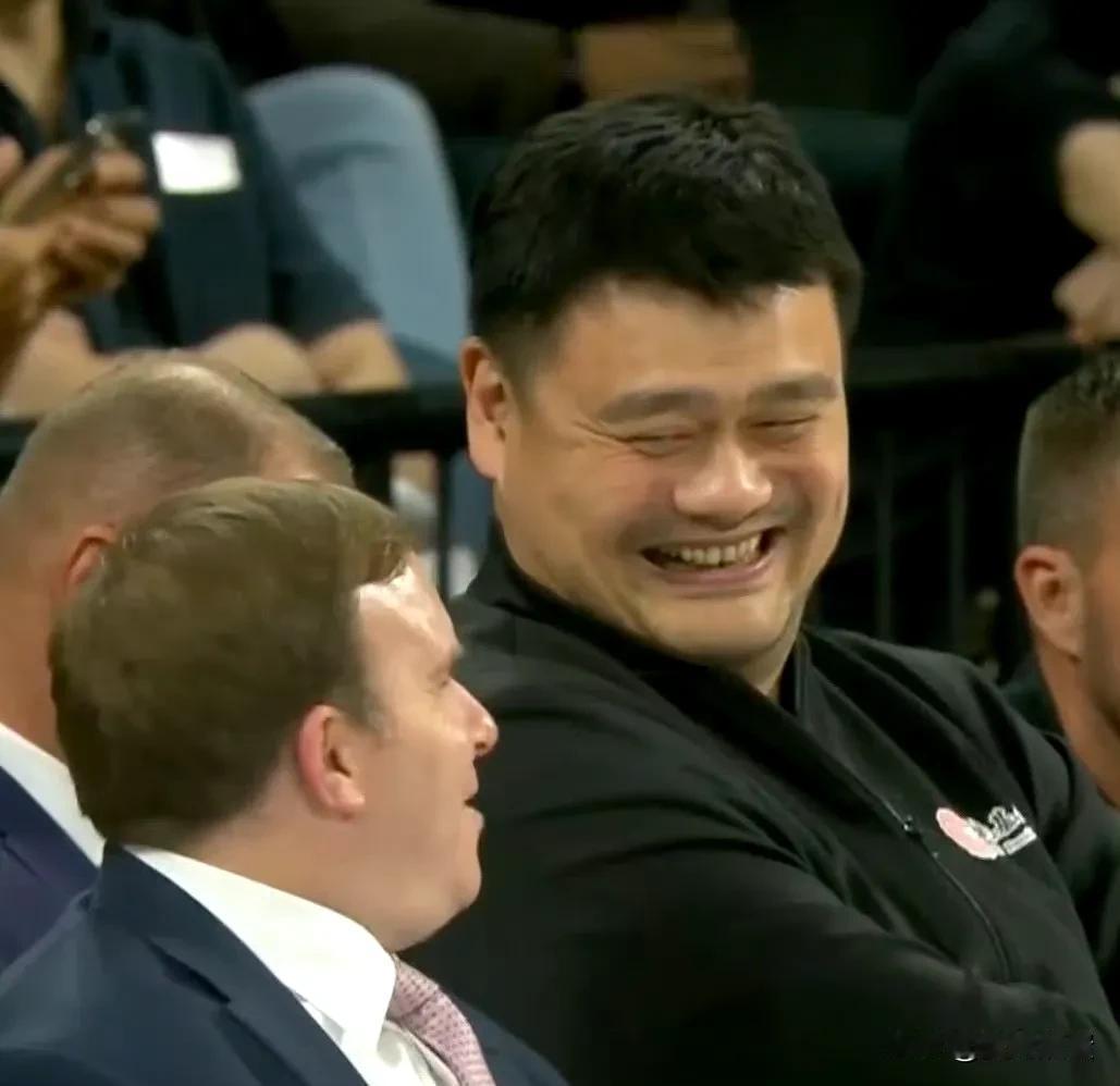 姚明笑出表情包，因为他从今天开始可以领NBA养老金了。

开个玩笑，姚明不差那点