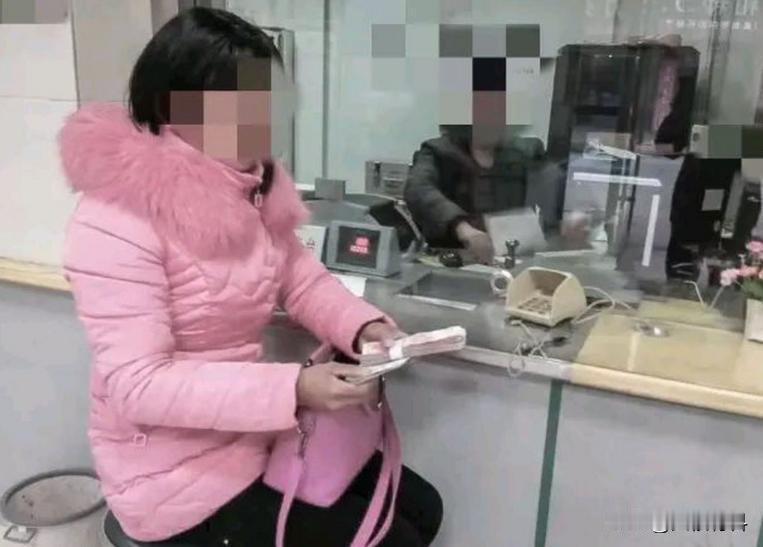确定不是自导自演？山东济南，一女子自称从银行取出5万，8天后发现其中3叠竟是练功