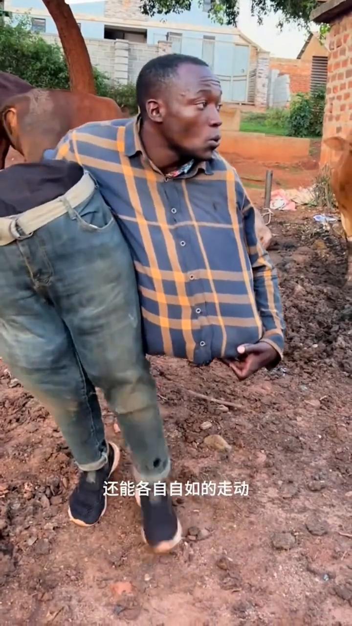 人体分离术大揭密，原来这么简单。
注意看，你绝对没见过这么神奇的人，男人居然能把