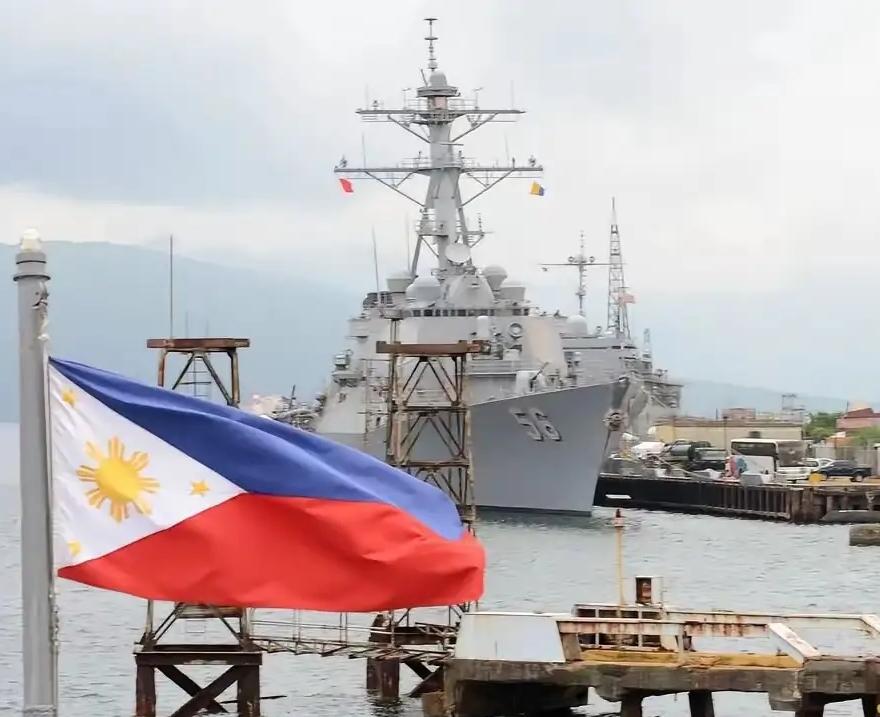 菲律宾军机擅闯黄岩岛遭驱离

3月18日，南海上空又起波澜。菲律宾两架军机擅闯黄