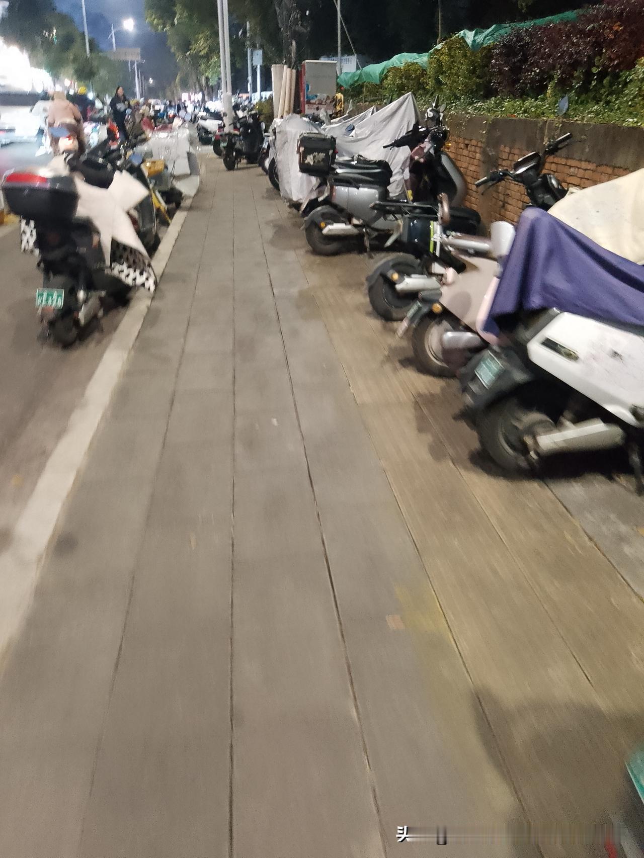 帶大家走走形同虚设的人行道和盲人道。云南昆明盘龙区农业大学老校区门口这条双向两车