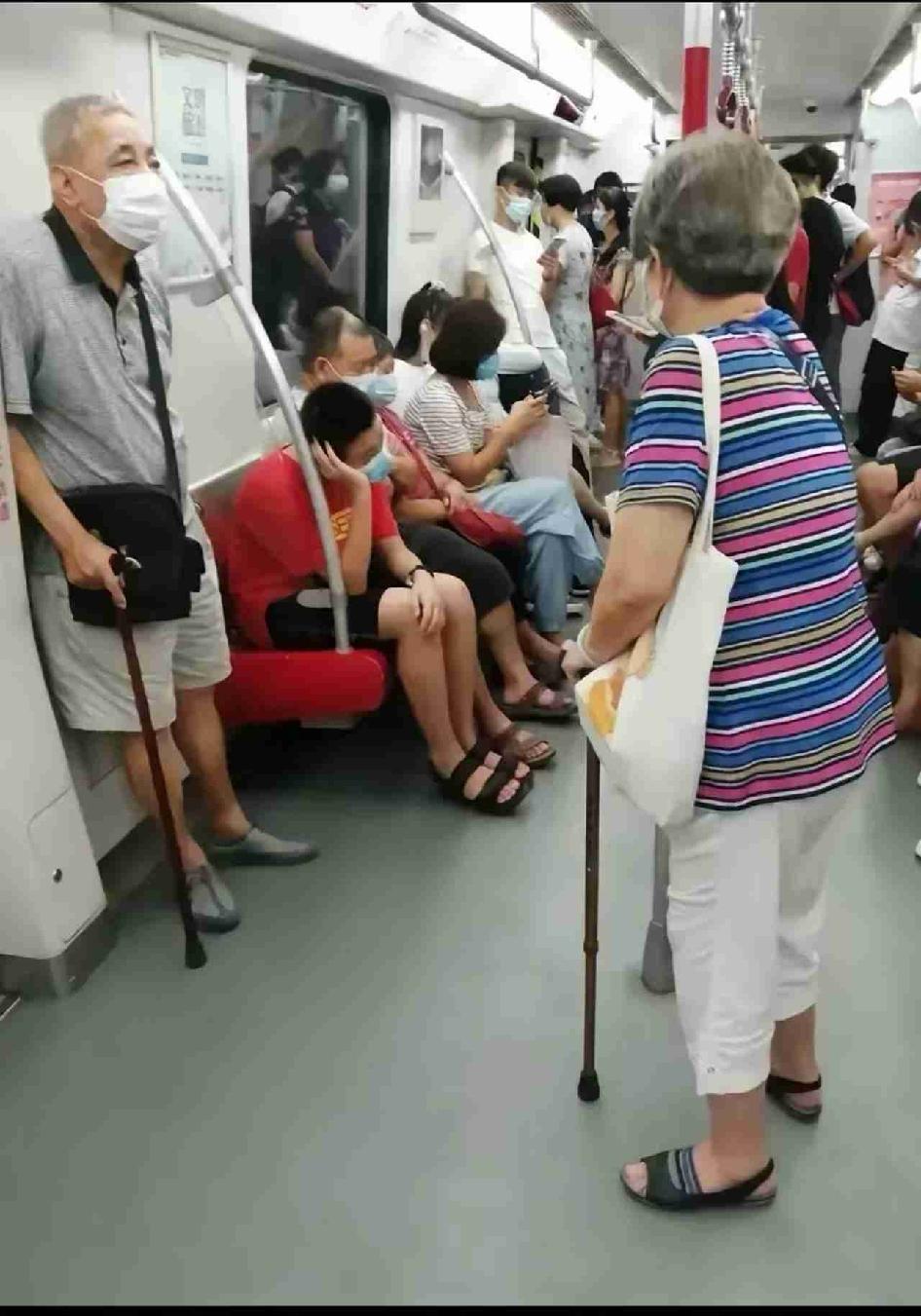 不知道大家对让座怎么看，对于有些老人必须让，我觉得是这样。
虽然我也是老人，但是