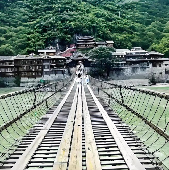 近日！一名女子和老公到四川甘孜旅游时来到了泸定桥上，女子站在桥边突然嚎啕大哭，不