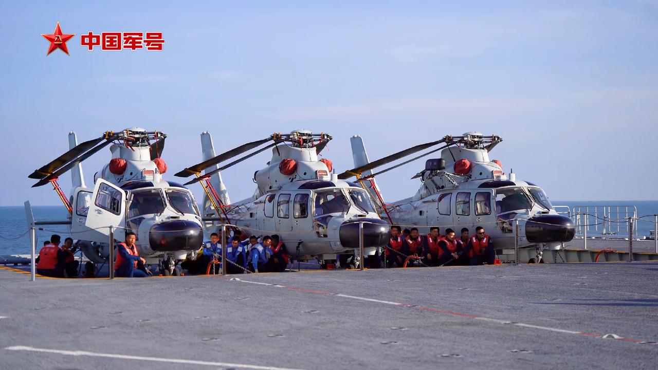 中国海军075两栖攻击舰与直-9反潜直升机。中国海军075两栖攻击舰的一个升降机