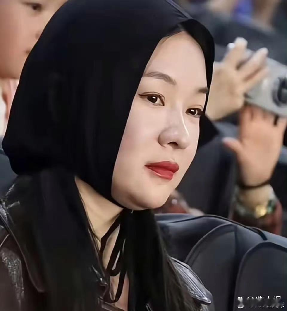 看到现在人群中的霍思燕，谁还能想起四年前的她也曾美的像少女！ 