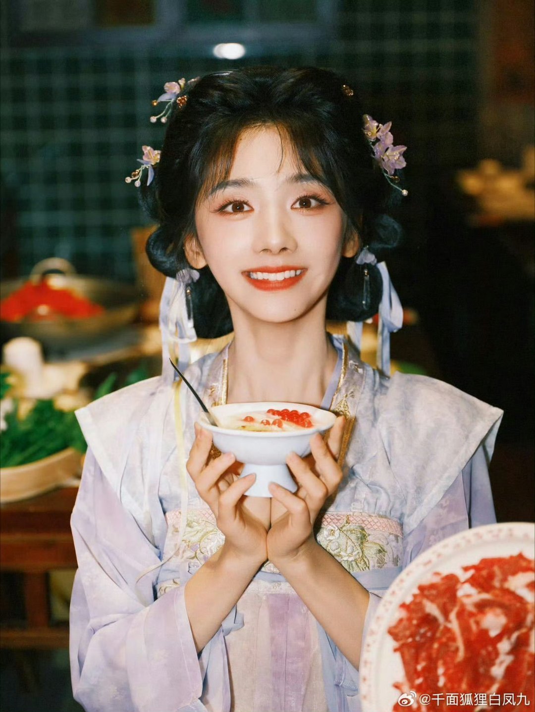 误入王影璐新菜发布会现场 写真片场误入“新菜发布会”！她敲锣迎宾荐新品，一本正经