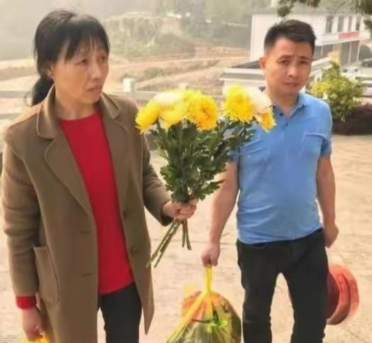 1984年，一战士壮烈牺牲，其新婚20天妻子拒绝改嫁，坚持生下遗腹子。35年后，