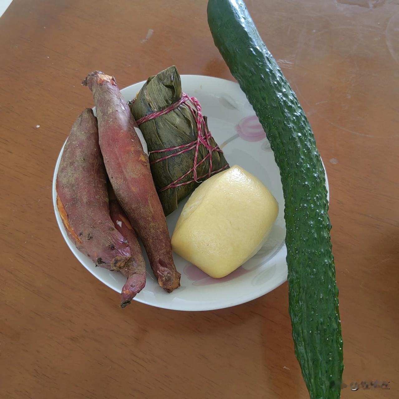 这顿早餐不但丰盛，而且量有点大，品种有点多。
好在我不需要减肥，更无需身材管理。