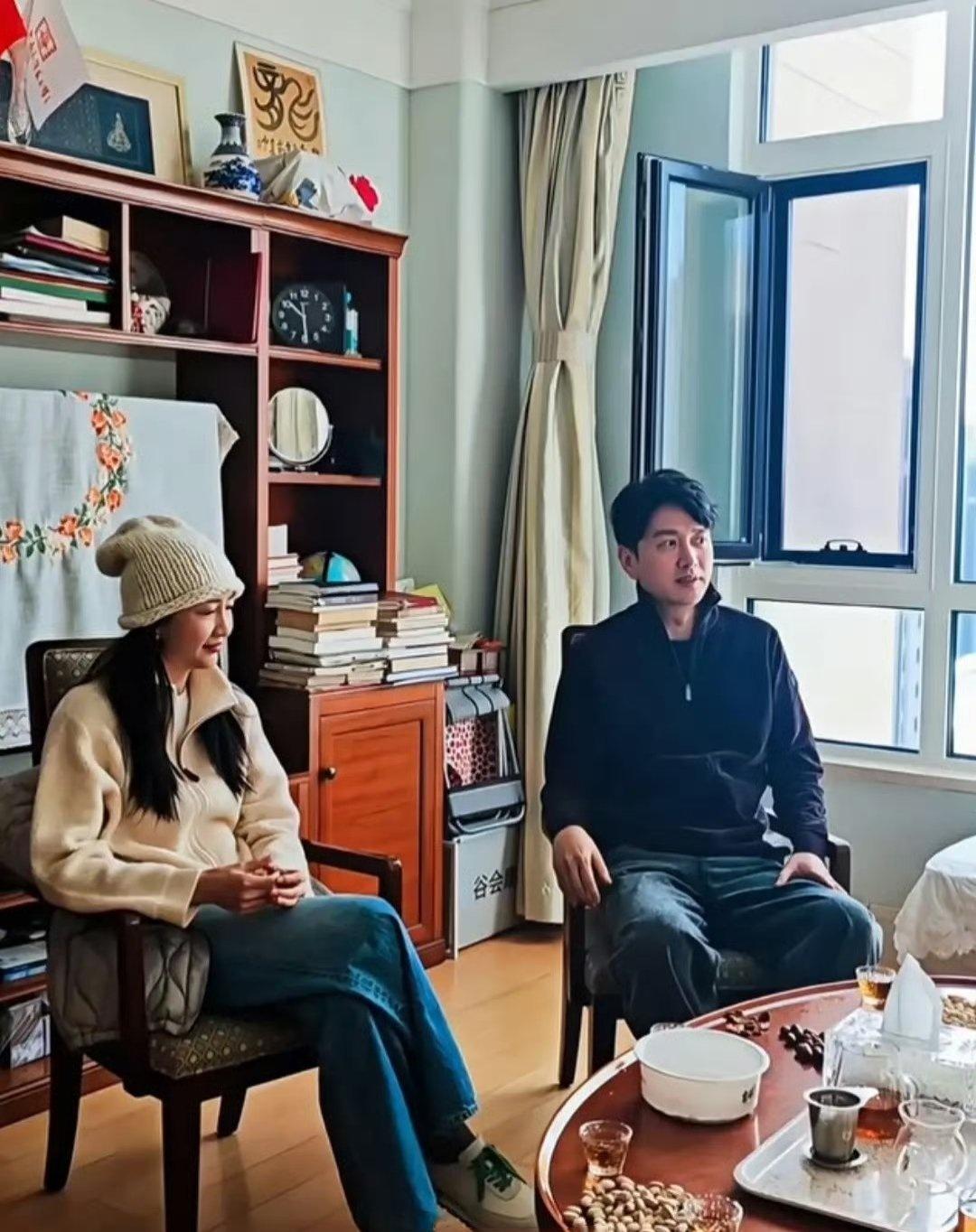 王鸥王仁君新年登门探望曹翠芬，81岁独居北京的她无子女，家虽简朴却暖意十足。 ​