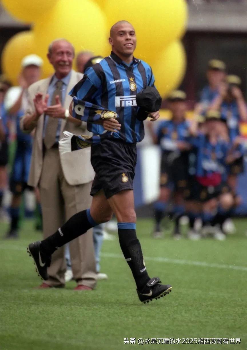 1997年7月27日，巴西球星罗纳尔多正式亮相梅阿查球场，国际米兰俱乐部举办了盛