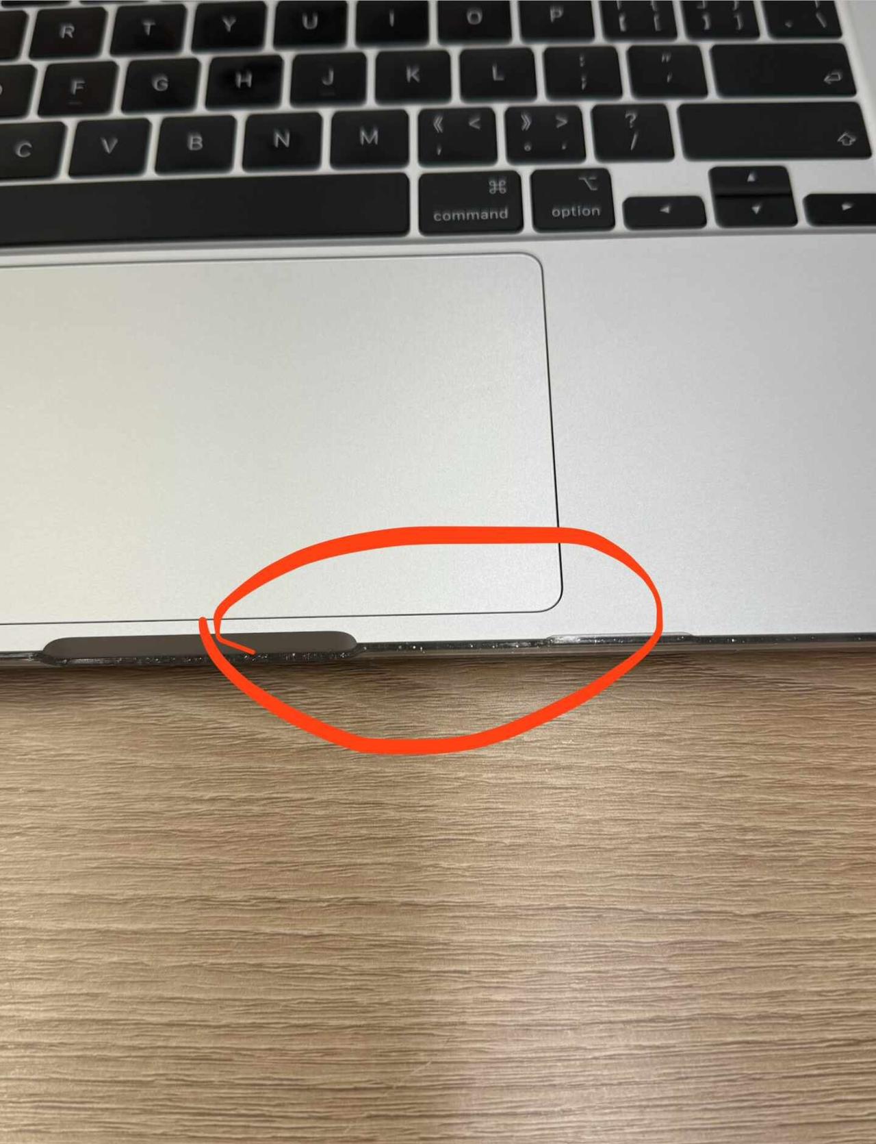 mac触控板这里漏了点奶茶下去有事吗
虽然马上就擦干了 但是感觉mac特别脆弱[