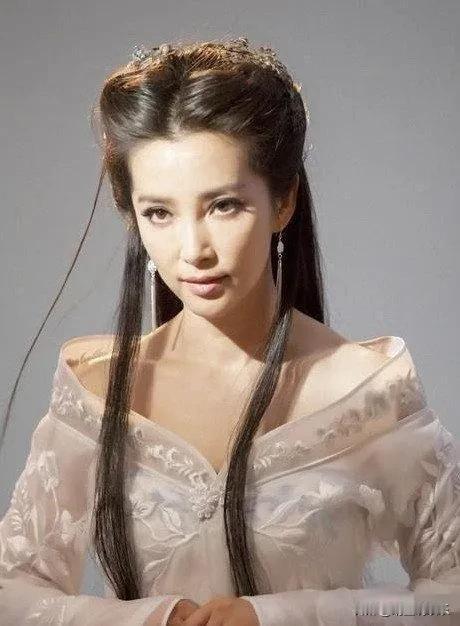 直到看到52岁李冰冰这副装扮，
我才发现当年导演们不找她演小龙女真是可惜了，这身