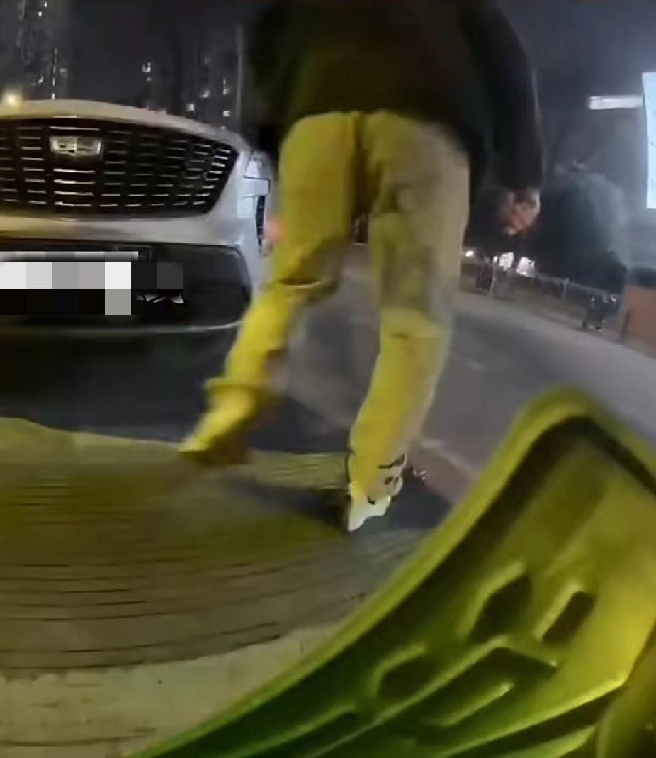 真是大无语！汽车深夜哨兵模式记录下男子鬼鬼祟祟四处张望，确认四下里无人竟将车牌掰