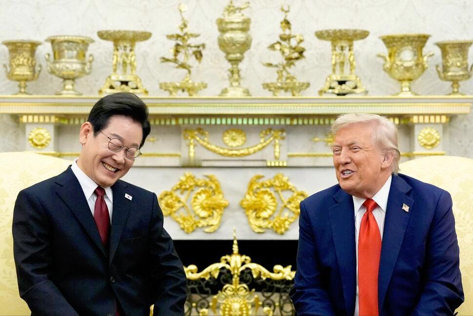 特朗普与李在明会面时，谈及中国稀土。

隔空喊话，中国必须向美国出口稀土磁铁，否