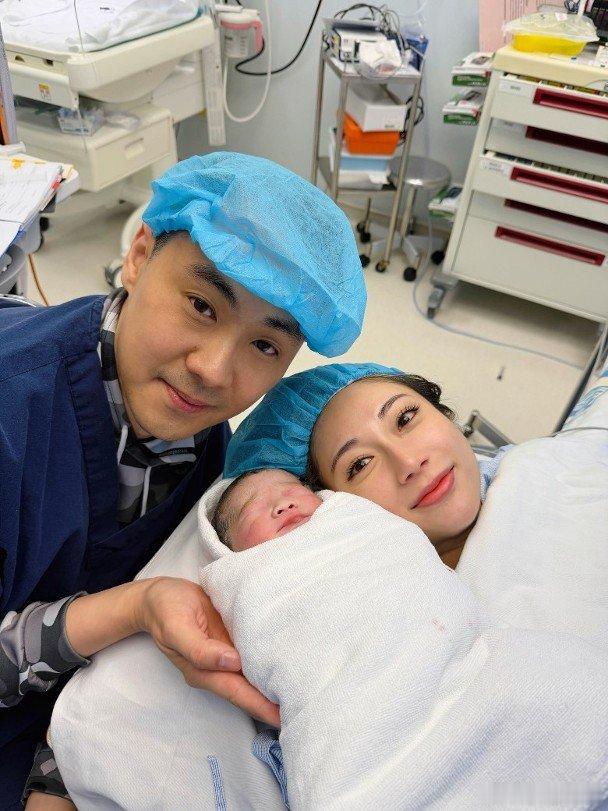 現年32歲、有「拜金港姐」之稱的蔡嘉欣，自前年與圈外富貴男友Derek步入禮堂後