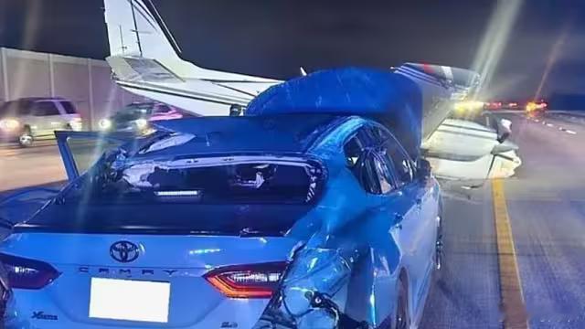 美国一飞机坠入公路撞上汽车美国这飞机都掉了一年了，还不消停