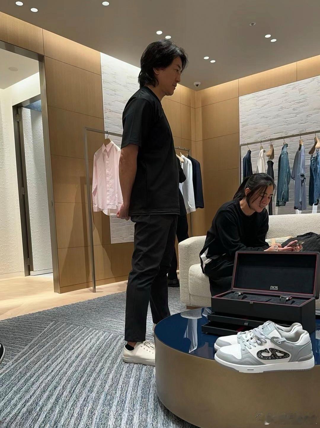 郑伊健和蒙嘉慧在日本被偶遇，夫妻俩到商场名牌服装店购物，全程黏在一起，十分亲密。