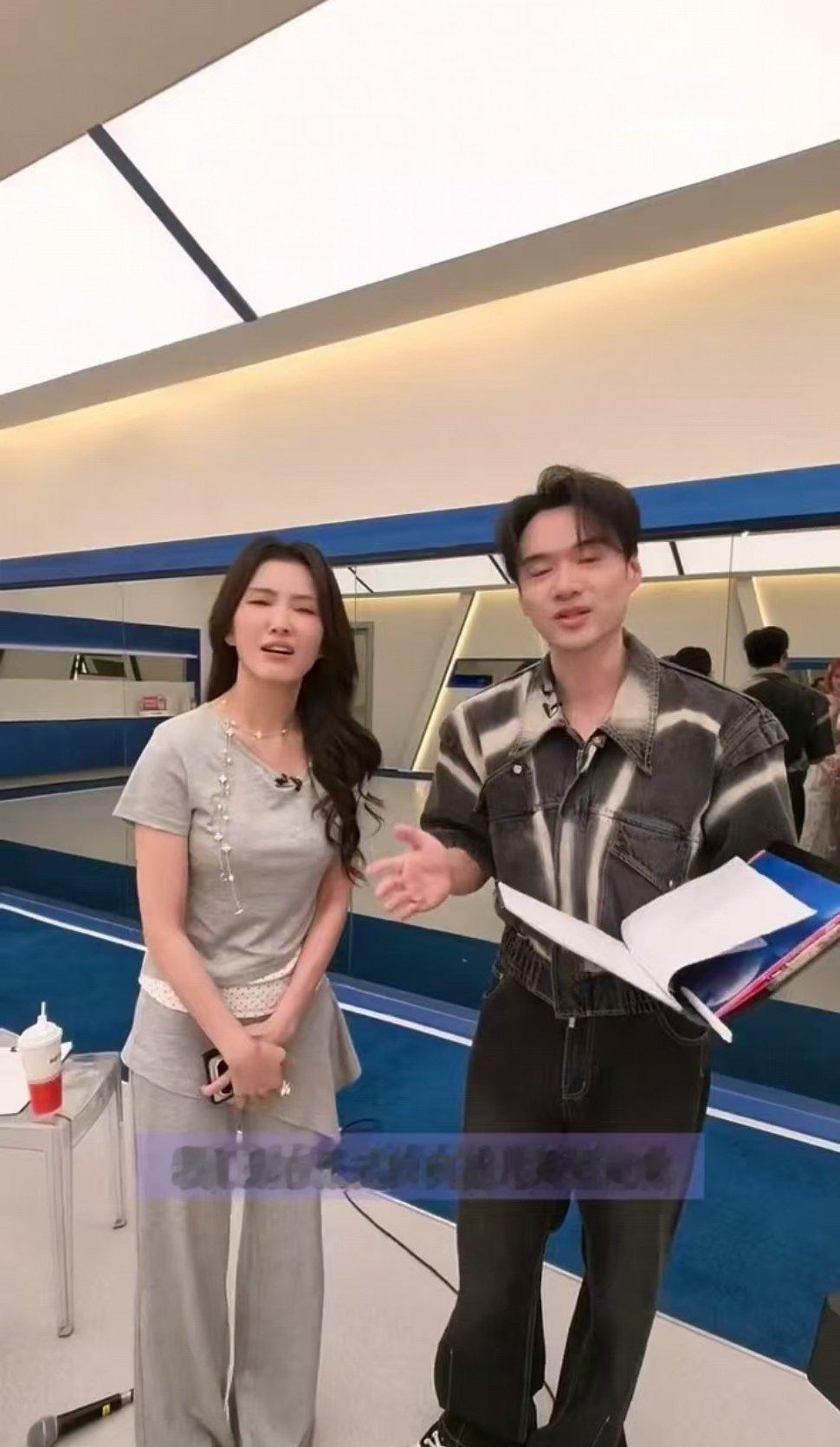 赵兆正式向徐洁儿道歉终于线下当面和解啦！之前点评说徐洁儿海豚音是炫技引发争议，现