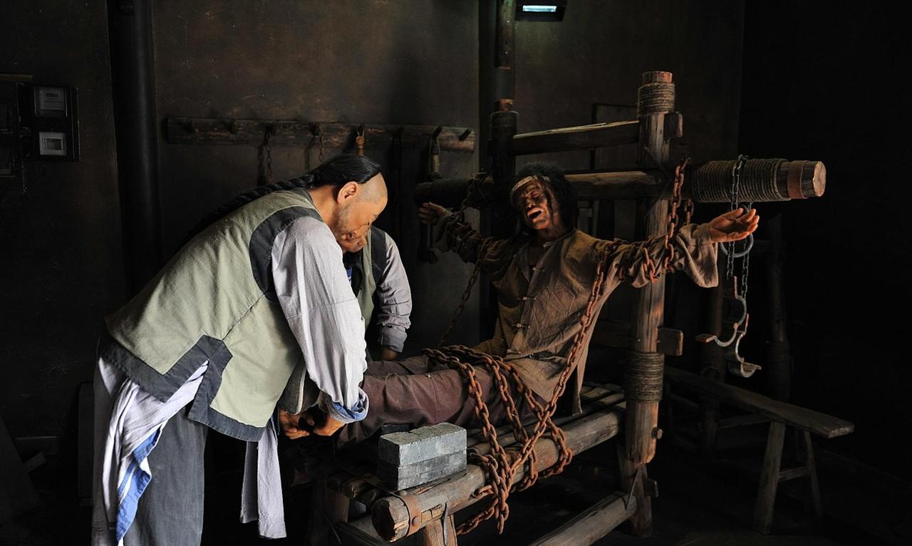 民国时期租界保留一些酷刑
《银元时代生活史》的作者陈存仁这么写：我叫一辆黄包车，