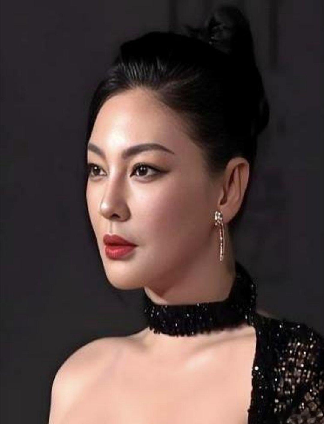 袁巴元在朋友圈公开吐槽张雨绮有狐臭那天，全网都在等着看这个女明星崩溃。结果宁静在