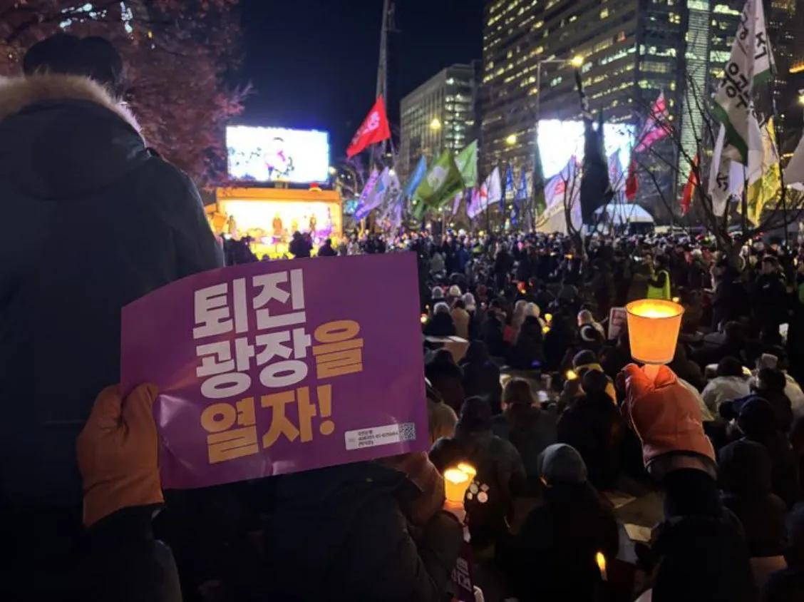 怒发冲冠为红颜？尹锡悦为什么要宣布戒严呢？

这都是韩国激烈的政治争斗引发的。在