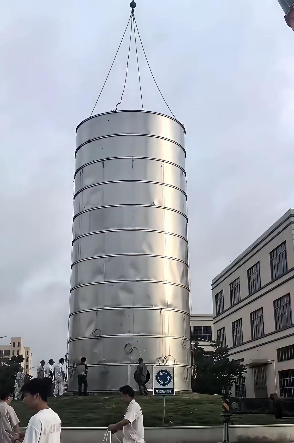 巴威最新位置为了应对台风巴威，浙江这棵1200万的罗汉松采取了独特保护措施，大家