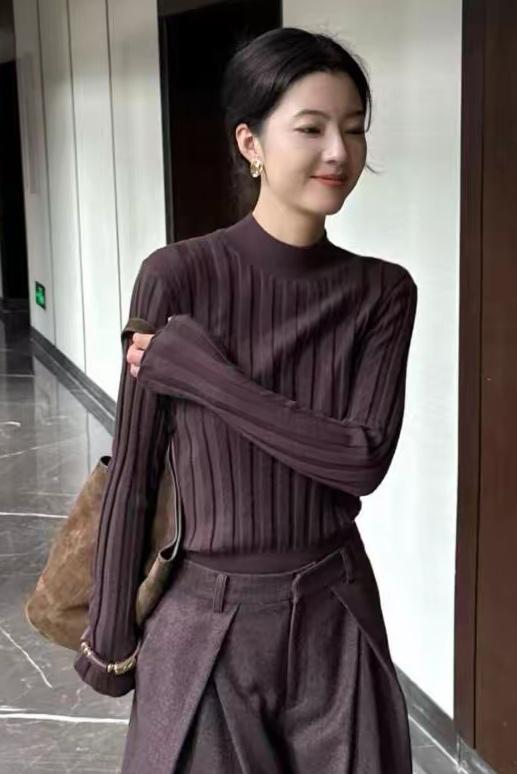 气质，是穿在身上的诗行。无需刻意张扬，一件剪裁利落的西装，一条垂坠感十足的半裙，