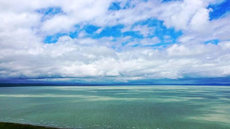 青海湖景区值不值得逛，完全看你会不会选点位。
别沿着西岸挤，大多时候只能看到窄窄