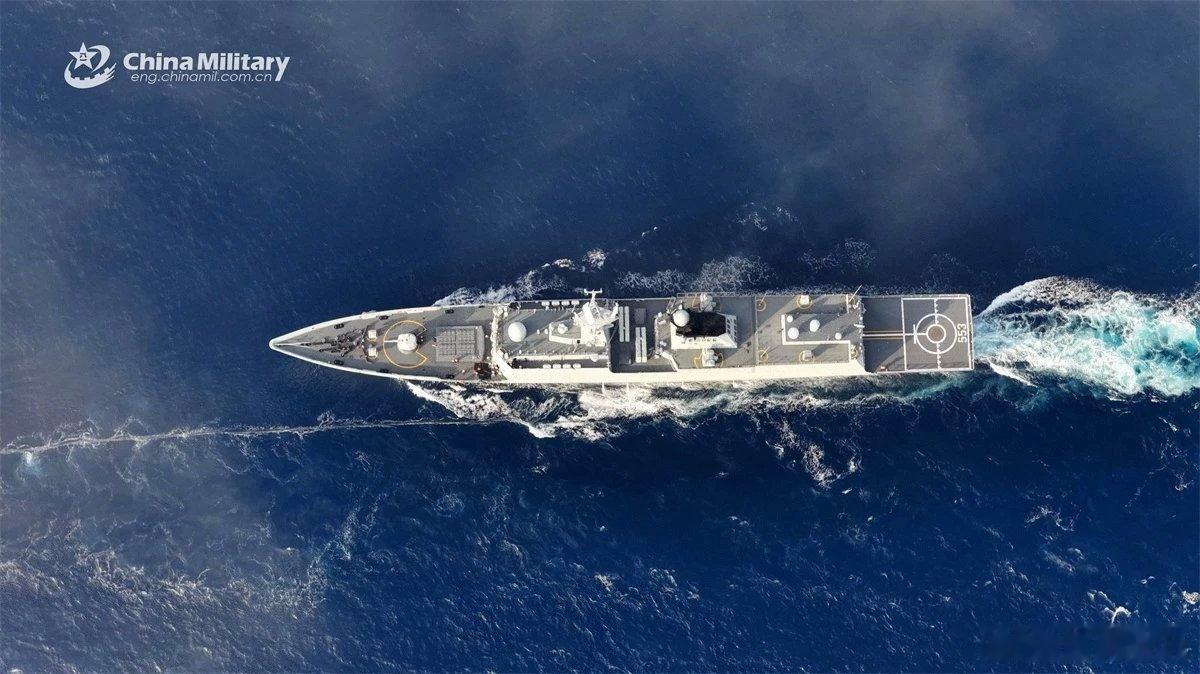 【 】看似平常的生活片段里，往往藏着最本真的美好。多一份对周遭的好奇，便多一双发