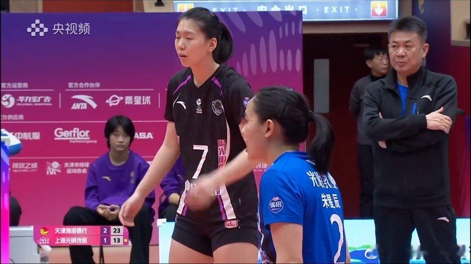 上海第四局被天津扫飞了，斌哥气晕。天津女排3比1上海女排排超