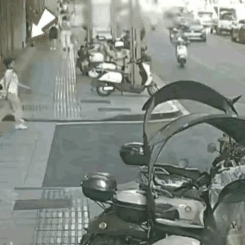 深圳那姑娘低头刷手机闯斑马线被左转小车蹭倒，视频里她爬起第一件事是找飞出去的手机