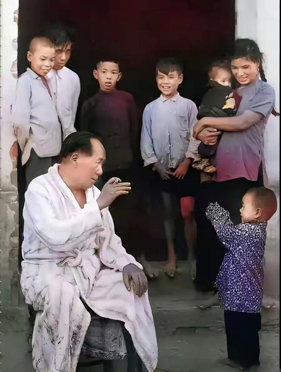 1959年，毛主席到橘子洲头游泳。当时橘子洲头有不少居民，主席上岸后在坐在一户人