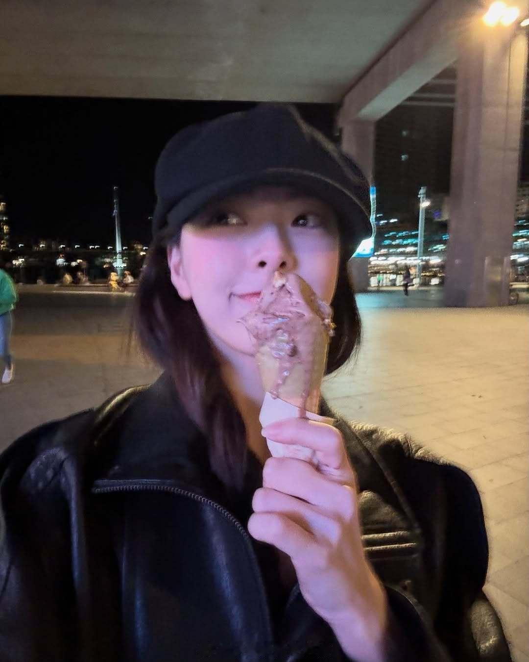 昨天才刷到网友在悉尼偶遇你们吃饭🍴🐰今天就更新动态上传图集咯