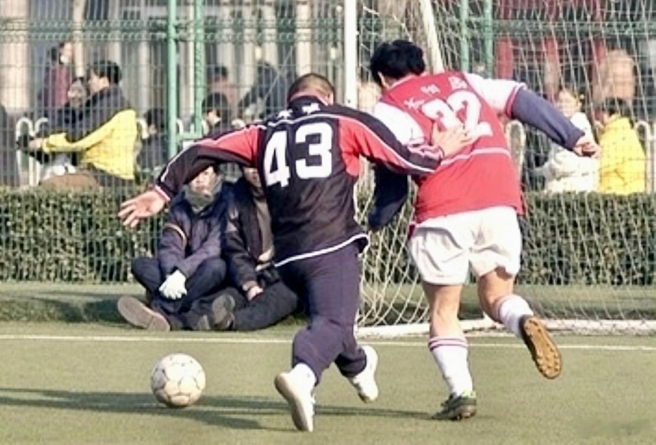 “FIFA世界杯如火如荼”……还是看看热爱踢球，看球的摇滚明星们吧（窦唯，老崔，