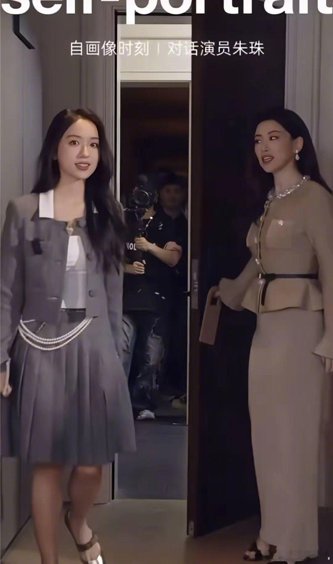 估计朱珠也是第一次遇见这样的主持人。朱珠接受某采访，非常礼貌的给主持人和摄像等工