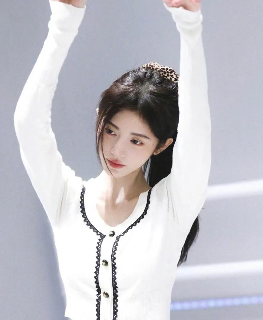 11月1日，鞠婧祎的前公司丝芭传媒居然把鞠婧祎给起诉了，理由是鞠婧祎和丝芭传媒的