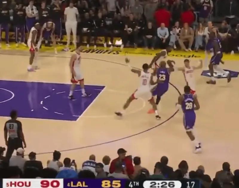 谢泼德到底还是进化了。
今天，没有他火箭根本赢不了。
小谢今天篮子不是很准，12