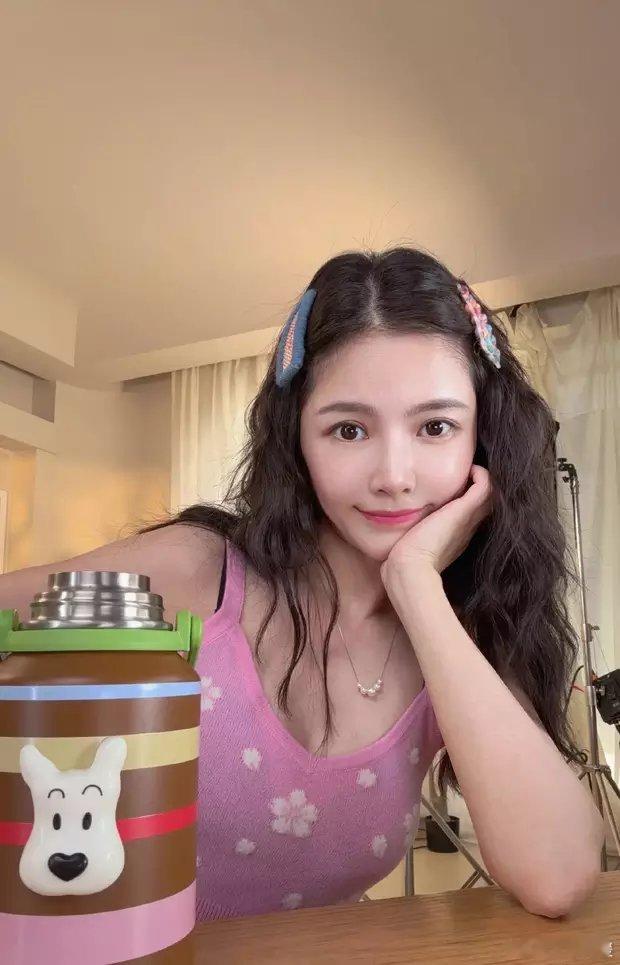 杜淳妻子王灿穿粉色吊带上衣，戴可爱发卡，十分甜美。 ​​​