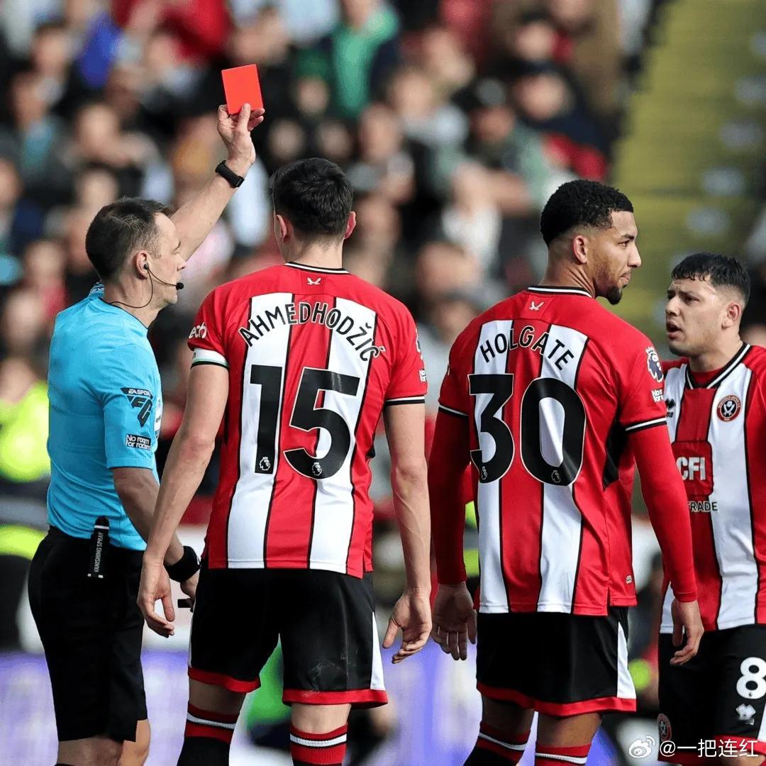 英超第25轮，谢菲联主场迎战布莱顿，第13分钟，谢菲联后卫霍尔盖特飞踹三笘薫膝盖