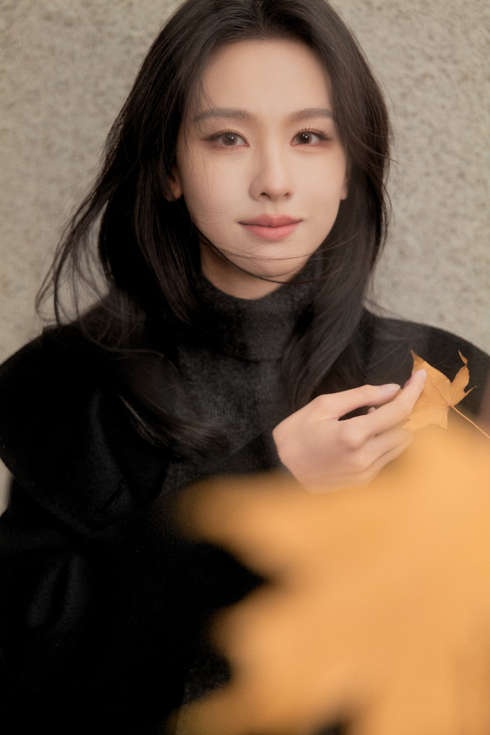 陈都灵黑大衣高智感 陈都灵黑大衣高智感，陈都灵秋日户外随拍，黑大衣look满满高