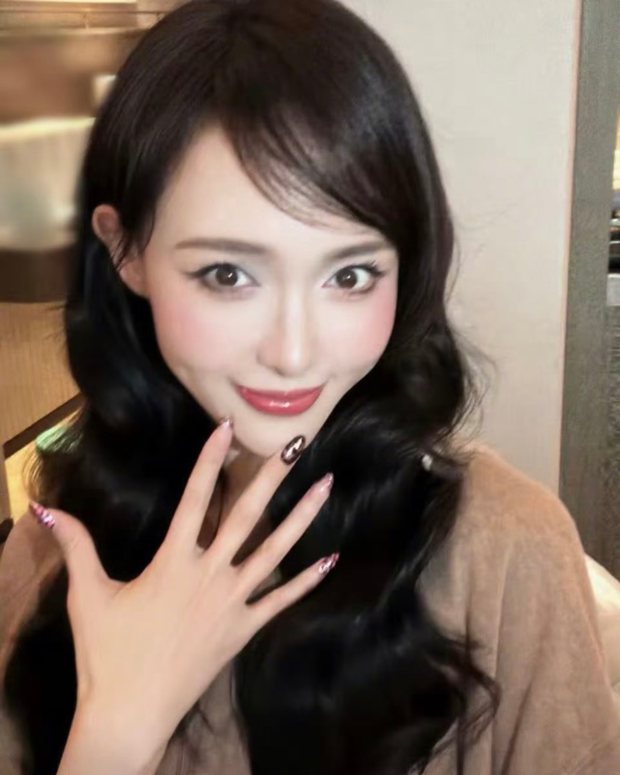 唐嫣真的美商极高，每一次的美甲都好好看[捂嘴哭]唐嫣秀美甲正确方式 ​​​