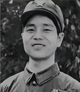 1979 年对越自卫反击战，机枪手刘勇抱挺轻机枪爬到越军阵地 70 米处，子弹被