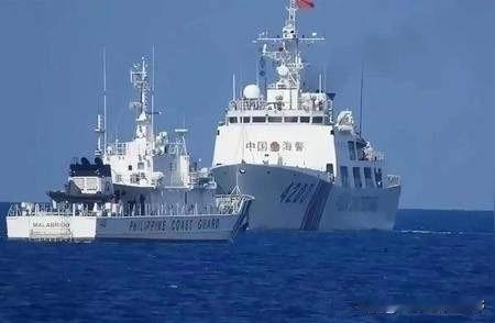 烧了。

在中国海警全程近距离监视的情况下，菲律宾非法坐滩军舰上的人员，直接在甲