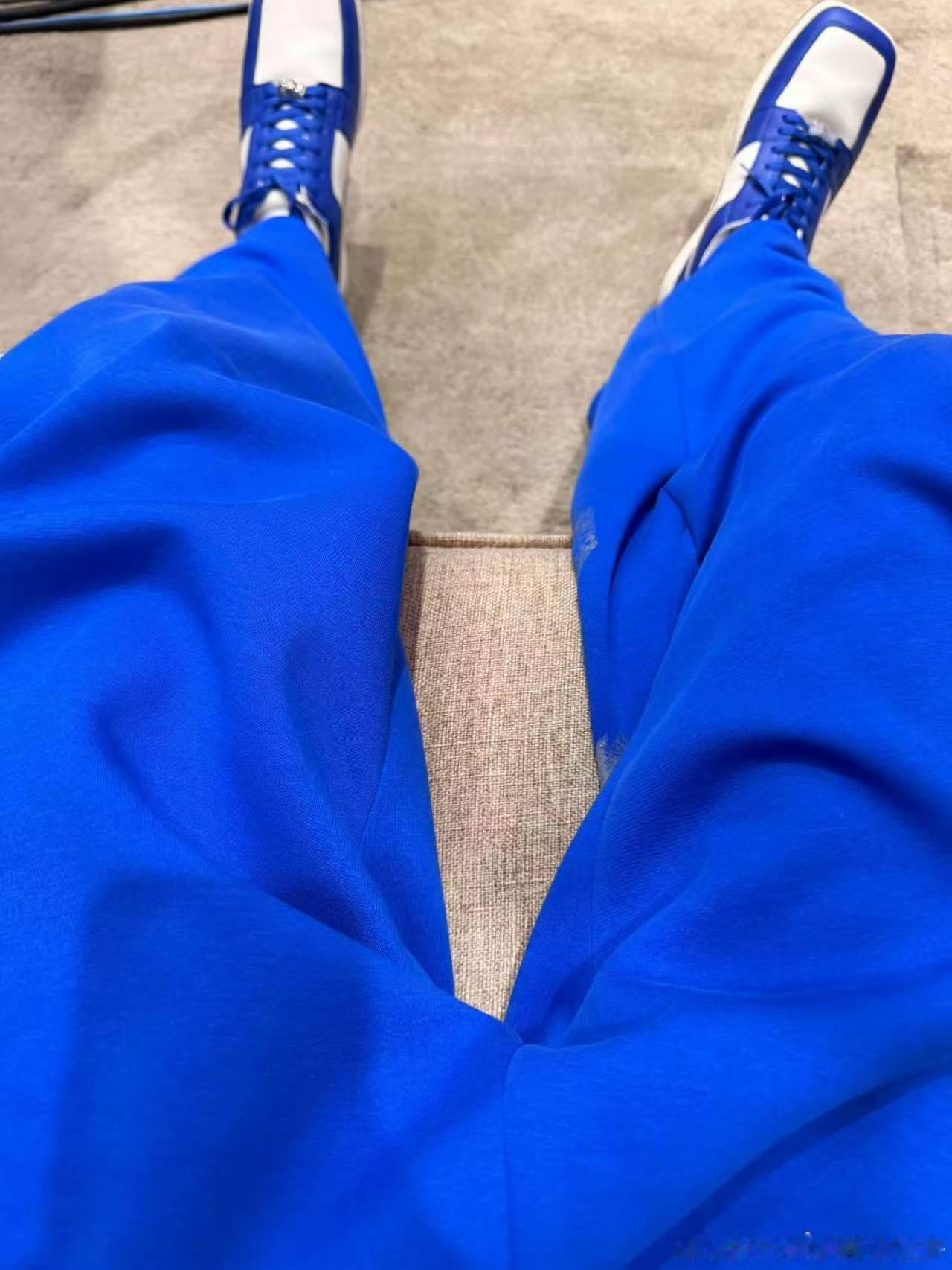 你现在看到的宋亚轩是蓝色的宋亚轩晒克莱因蓝穿搭  宋亚轩更新自拍，这个自拍角度以