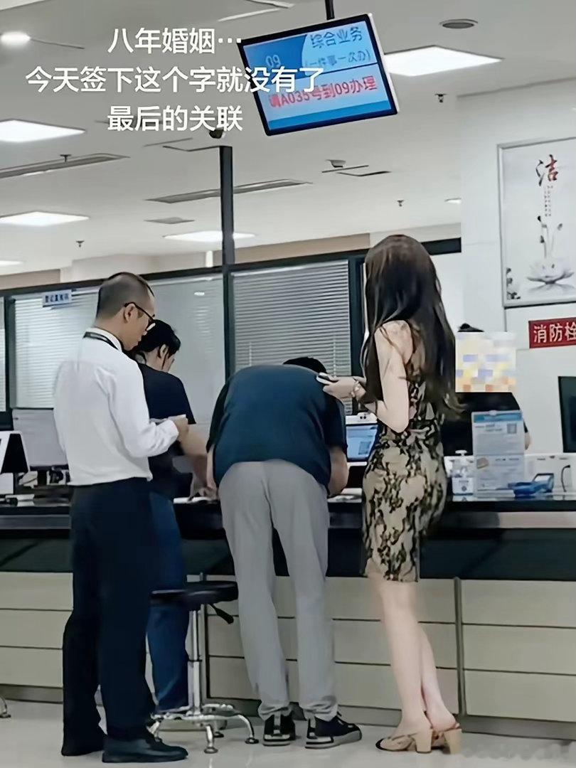 大哥太傻了，说离就离，这样的嫂子上哪找去。 
